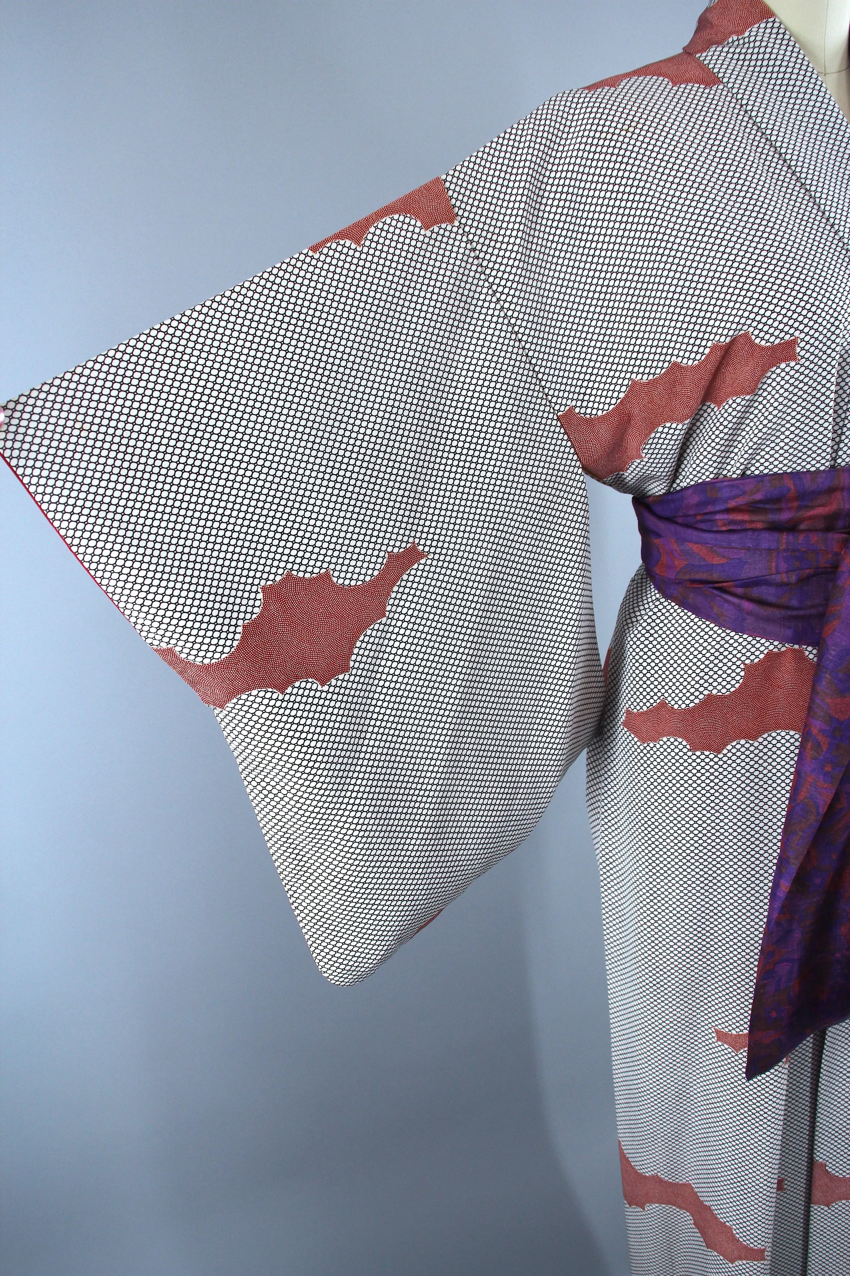 1960s Vintage Silk Kimono Robe / Black & White Clouds